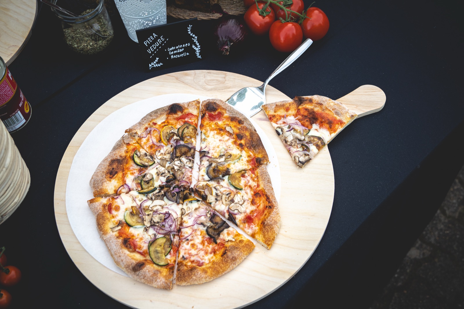 Frisch gebackene Pizza Verdure auf Holzbrett