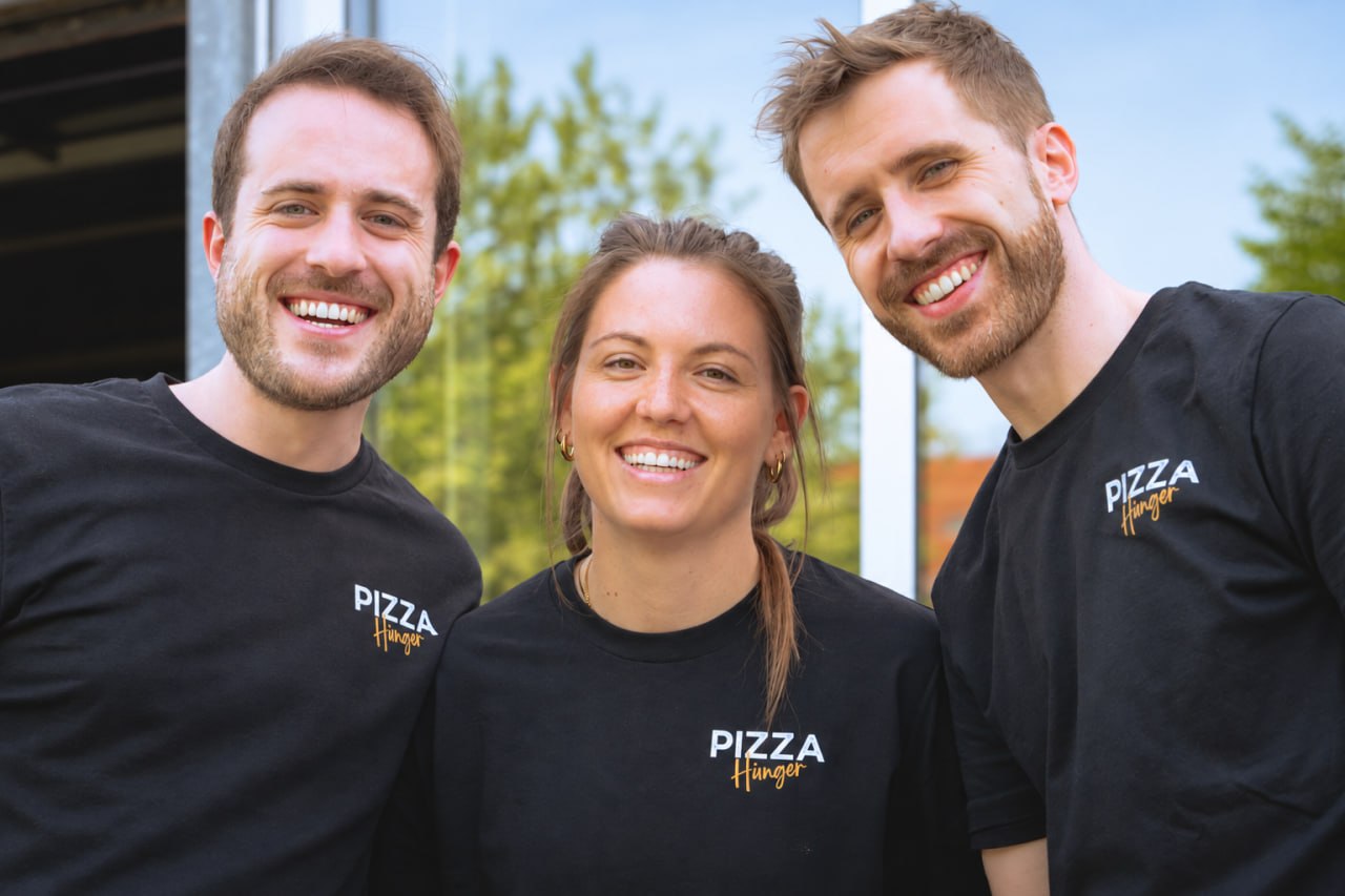 Das Team von PizzaHänger vor dem Pizza-Anhänger